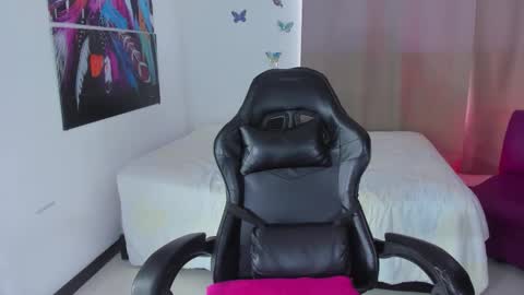 Snapshot of 19vanee chatting on February 28, 2026, 4:08 pm stef read my description online show from February 28, 2026, 4:08 pm