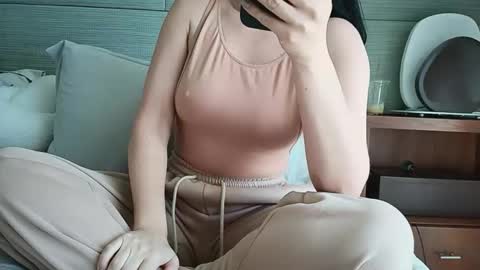 Onna online show from April 12, 2026, 3:39 pm