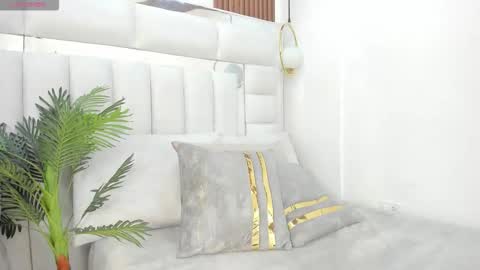 Maddy  online show from December 21, 2025, 9:33 pm