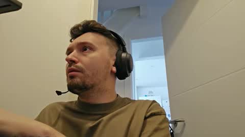 8inchdude93 online show from September 18, 2025, 8:05 am