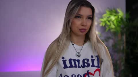 Snapshot of _arielle chatting on April 1, 2026, 5:30 am Arielle online show from April 1, 2026, 5:30 am