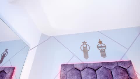 _aurora_collins_ online show from November 6, 2025, 1:23 pm