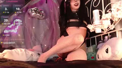 Crystal online show from September 19, 2025, 5:35 pm