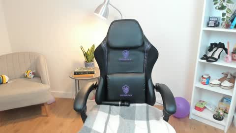 Bella Evans online show from February 8, 2025, 8:31 am