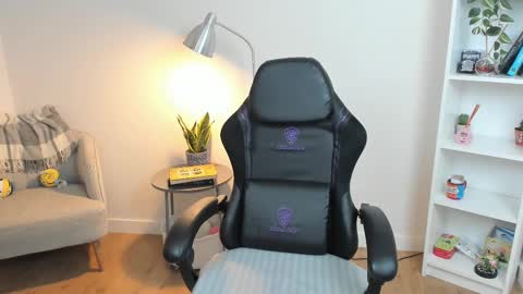 Bella Evans online show from February 26, 2025, 5:42 am