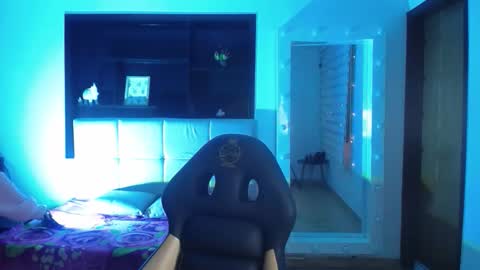 _charlotte_collins_ online show from January 17, 2026, 2:33 pm