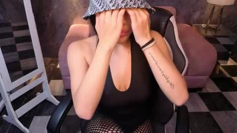 _charlottee_b online show from April 8, 2026, 8:09 pm