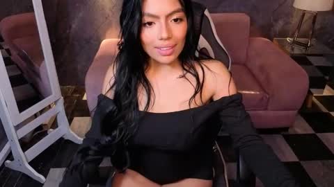 _charlottee_b online show from April 9, 2026, 9:09 pm