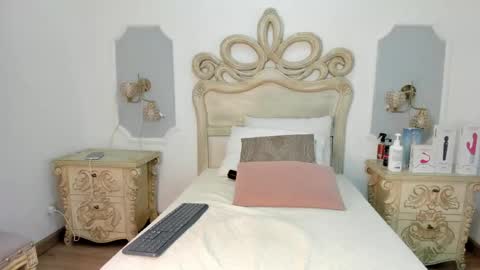 Chloe  online show from April 15, 2026, 12:01 pm