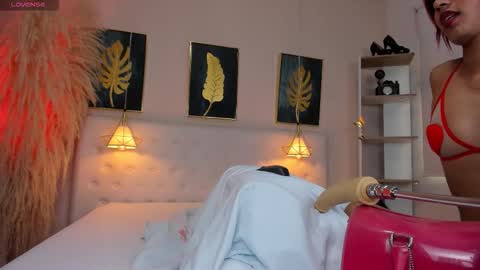 _cinnamon_star online show from December 19, 2025, 12:12 pm