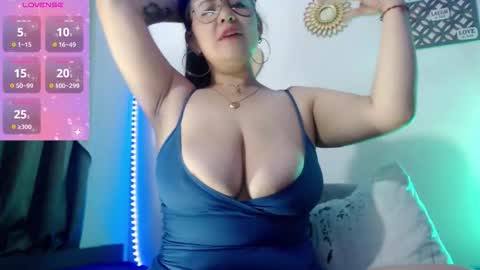 Snapshot of _donniia_ chatting on October 22, 2025, 12:05 pm Dannia online show from October 22, 2025, 12:05 pm