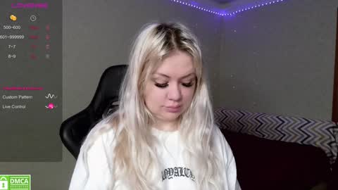 Snapshot of _elven_dreams__ chatting on December 22, 2024, 2:39 am chloue and Gretta online show from December 22, 2024, 2:39 am