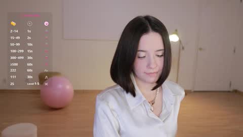 Essie  online show from October 8, 2025, 4:37 pm