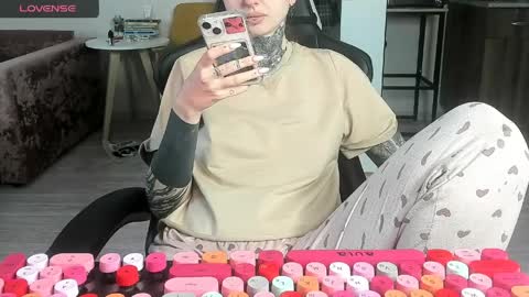 Snapshot of _feralberry__ chatting on March 30, 2026, 8:15 am Alis online show from March 30, 2026, 8:15 am