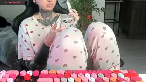 Snapshot of _feralberry__ chatting on June 14, 2026, 6:15 am Alis online show from June 14, 2026, 6:15 am