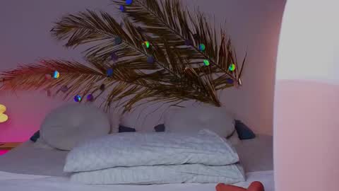 Holly online show from February 23, 2025, 12:48 pm