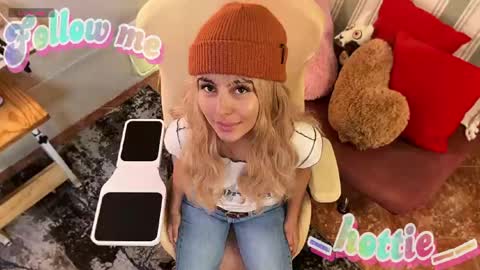 _hottie__ online show from May 30, 2026, 11:13 pm