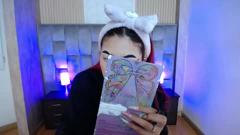 Mia online show from September 18, 2025, 3:25 pm