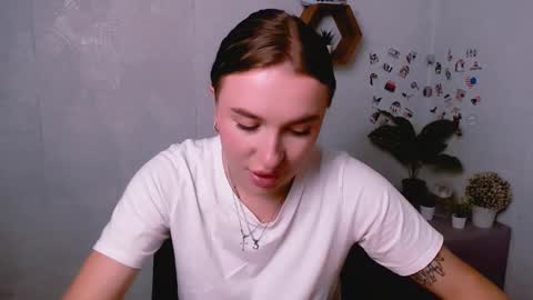 Snapshot of _julianaini_ chatting on September 17, 2025, 7:10 am Jolia online show from September 17, 2025, 7:10 am