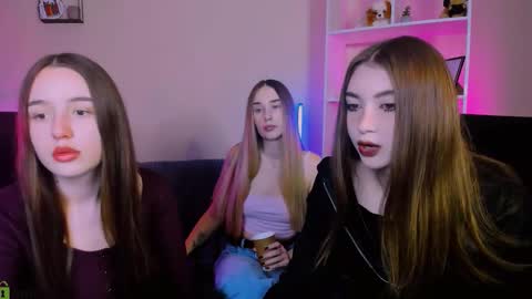 _kellykitten_ online show from November 21, 2025, 9:52 am