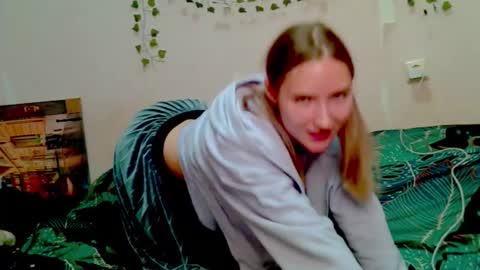 _kikiclark_ online show from November 27, 2025, 9:06 pm