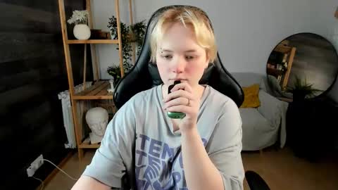 Li online show from October 8, 2025, 1:42 pm