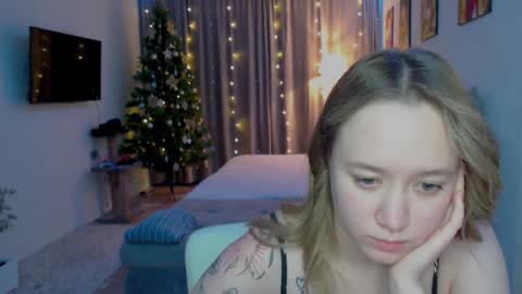 Snapshot of _lalune_ chatting on December 17, 2024, 5:36 pm _lalune_ online show from December 17, 2024, 5:36 pm