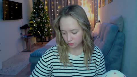 Snapshot of _lalune_ chatting on December 17, 2024, 8:43 pm _lalune_ online show from December 17, 2024, 8:43 pm