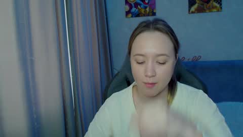 Snapshot of _lalune_ chatting on February 4, 2025, 5:10 am _lalune_ online show from February 4, 2025, 5:10 am