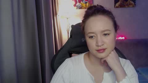 _lalune_ online show from October 25, 2025, 9:06 am