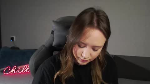 _lalune_ online show from November 28, 2025, 5:54 am