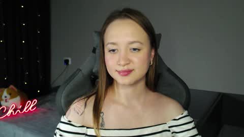 _lalune_ online show from January 8, 2026, 6:32 pm