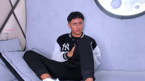 _leohot_ online show from September 18, 2025, 3:41 am