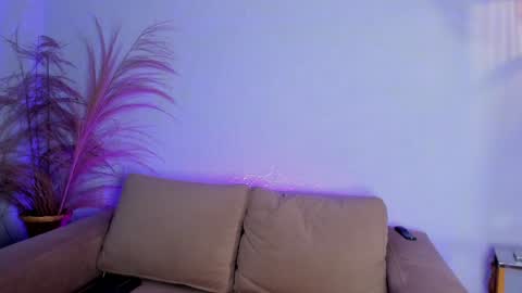 Snapshot of _luna_dupont_ chatting on December 18, 2024, 8:14 pm Luna online show from December 18, 2024, 8:14 pm