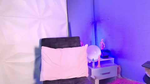 _lunaqueen_ online show from March 9, 2026, 3:49 pm