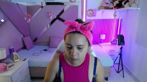  Mia  online show from December 19, 2025, 1:07 pm