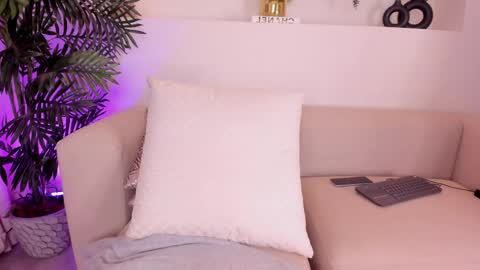 Mia online show from May 28, 2026, 9:12 pm