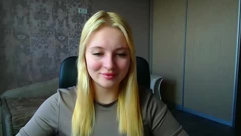 Snapshot of _mila_la_ chatting on March 11, 2026, 12:33 pm Melanie online show from March 11, 2026, 12:33 pm