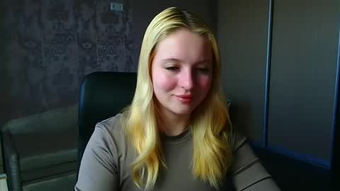 Snapshot of _mila_la_ chatting on April 14, 2026, 6:30 am Melanie online show from April 14, 2026, 6:30 am