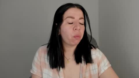 _miss_coco_ online show from November 3, 2025, 12:06 pm