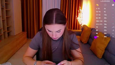 Mia online show from November 9, 2025, 10:13 am