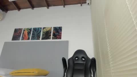 _molly_rosse_ online show from April 15, 2026, 12:01 pm