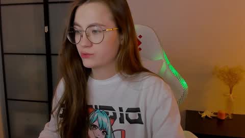 Snapshot of _nemalkovamia chatting on December 4, 2024, 4:32 am Mia with a big heart  online show from December 4, 2024, 4:32 am