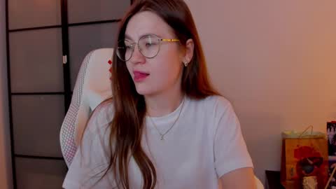 Snapshot of _nemalkovamia chatting on January 18, 2025, 3:31 am Mia with a big heart  online show from January 18, 2025, 3:31 am