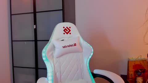 Snapshot of _nemalkovamia chatting on January 27, 2025, 3:26 am Mia with a big heart  online show from January 27, 2025, 3:26 am