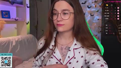 Snapshot of _nemalkovamia chatting on October 28, 2025, 12:09 pm Mia with a big heart  online show from October 28, 2025, 12:09 pm