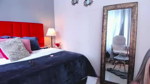 _nicoletteshea_ online show from November 19, 2025, 8:31 pm