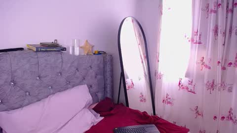 Snapshot of _pariiss chatting on December 1, 2025, 2:33 pm Paris online show from December 1, 2025, 2:33 pm