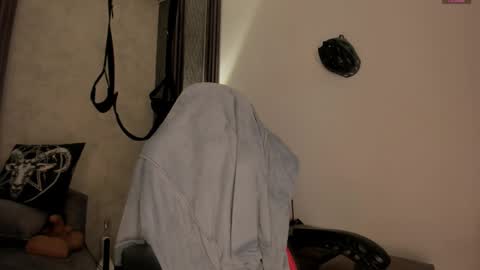 Selene online show from November 29, 2025, 4:32 pm