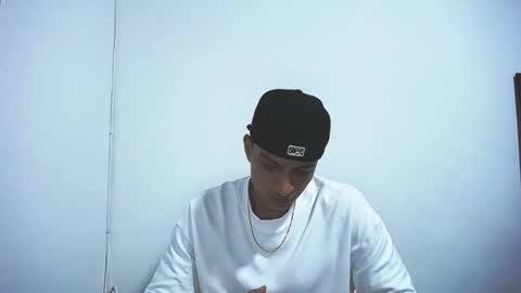 Juan Pablo-independent model online show from November 17, 2025, 9:15 am